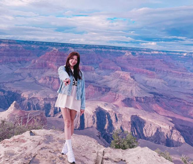 由于美国大峡谷没有围栏，郑亦真拍完照找不到老公，一度还以为发生什么意外。（图／郑亦真提供）