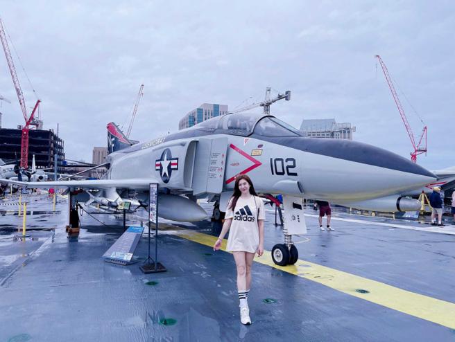 郑亦真的老公补捉她与中途岛号航空母舰合影，一双招牌长腿非常吸睛。（图／郑亦真提供）