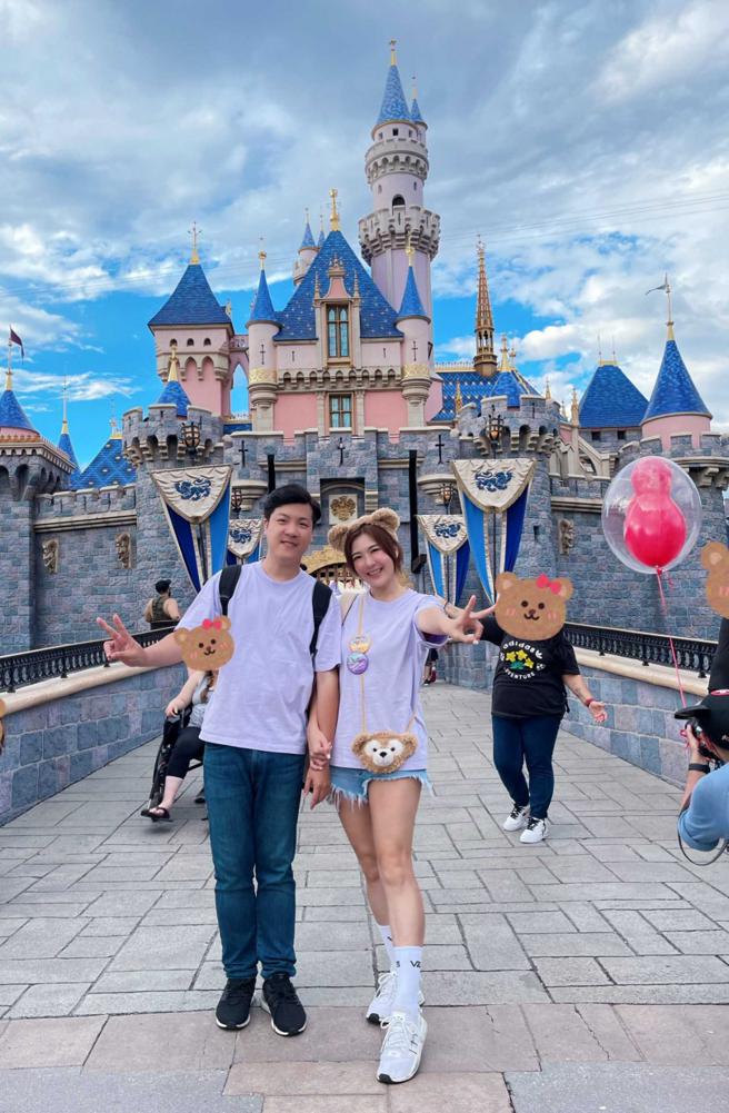 老公知道郑亦真喜爱游乐园，不仅安排到迪士尼、环球影城等知名乐园，还特地准备情侣装逗她开心。（图／郑亦真提供）