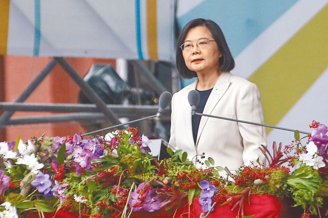 立委沈富雄指出，「我们政府要延长役期，拿扫把上街头，打到一兵一卒，这些听来都很惊心动魄」。图为总统蔡英文。（中时资料照，邓博仁摄）