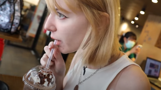 来自乌克兰的Tanya表示，乌克兰目前还没有星巴克，她来台后第一次去消费，买了人生第一杯星巴克。（图／翻摄自不要闹工作室YouTube）