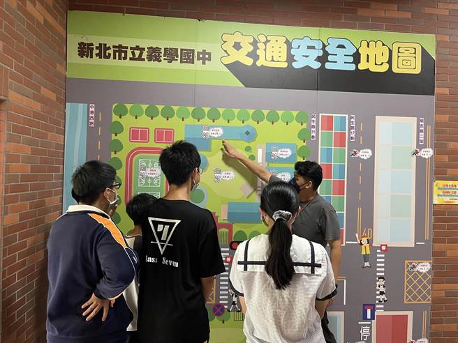 义学国中将校园安全地图放置校内醒目的地点，让学生更加重视安全。（新北市教育局提供）