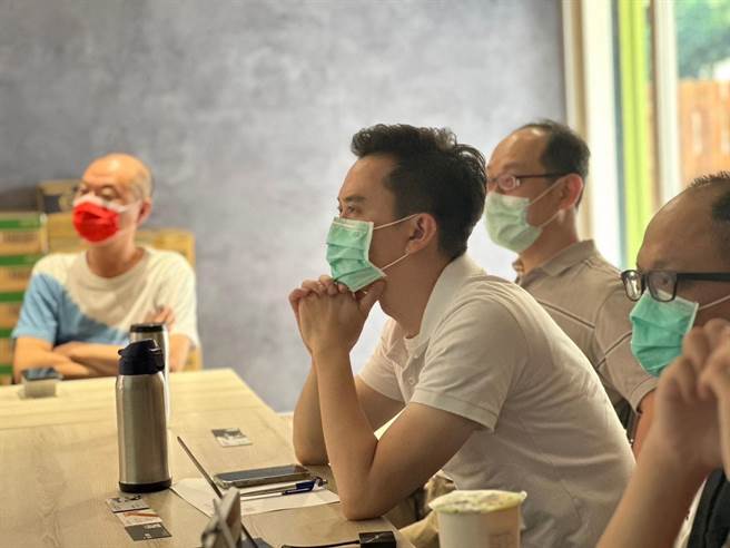 民进党竹北市长参选人郑朝方（前）提出他的交通政见，盼将竹北打造成人本交通示范城市。（郑朝方团队提供／邱立雅竹县传真）