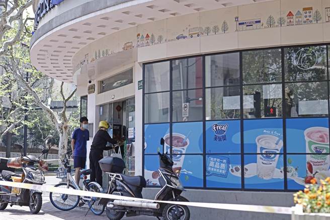 圖為大陸上海市淮海中路湖南路路口的羅森超市門口。（中新社資料照）