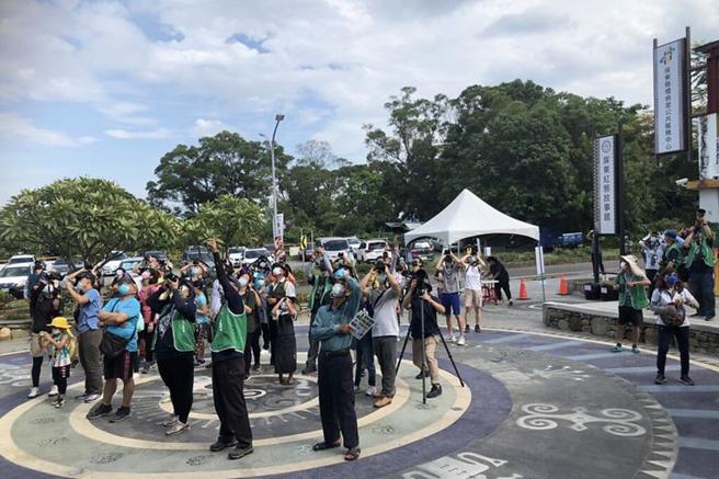 ▲於禮納里遊客中心近距離目睹鷹姿。　圖：茂林國家風景區管理處／提供
