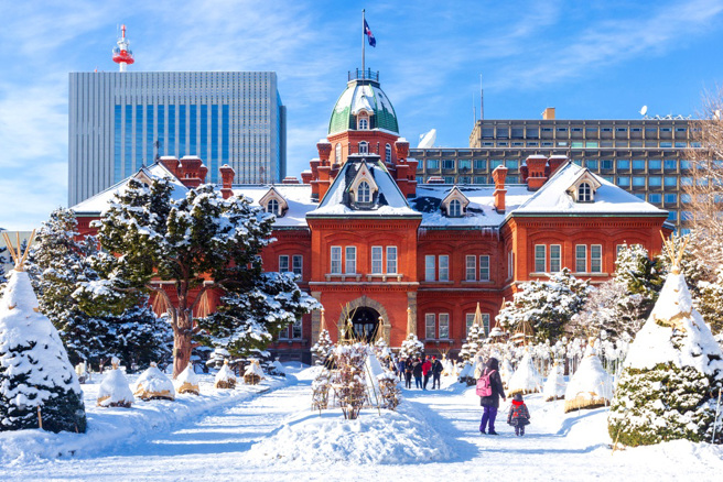 日本11日起开放自由行旅客入境观光，日媒访问台湾大型旅游业者，指出目前询问度很高的是北海道，在当地滑雪、搭乘破冰船、泡温泉的行程都相当受欢迎。（资料照／shutterstock）