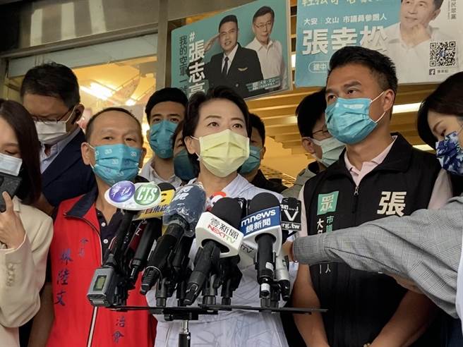 无党籍台北市长黄珊珊今上午前往文山区兴隆市场进行拜票，会后受访。（陈薏云摄）