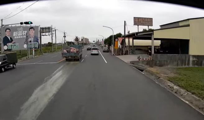 云林1位民眾日前在路上直击1辆运猪车后方渗出黄色污水，疑是车上猪的排泄物，大量屎水沿路泼洒路面。（翻摄自脸书「爆料公社」）