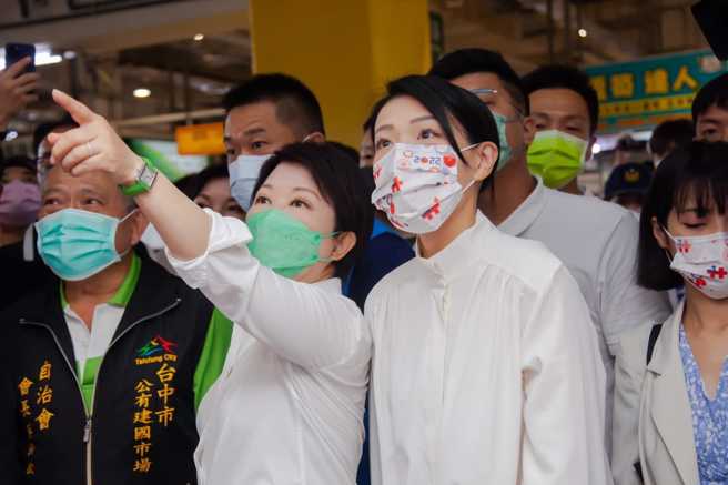 台中市市长卢秀燕（左二）、民眾党新竹市长候选人高虹安（右二）。（图／取自高虹安脸书）