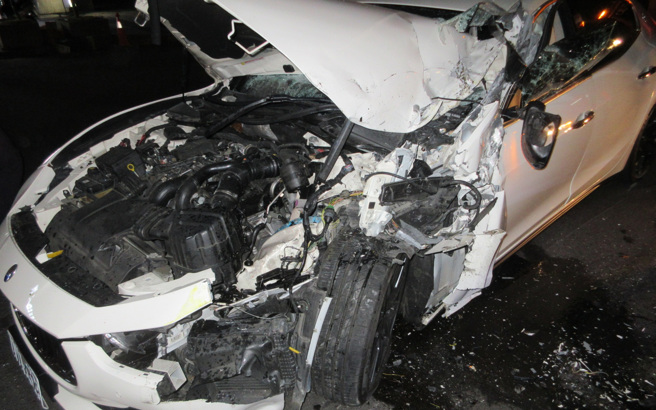 台中果菜市场前在今（11）凌晨4时许，发生1辆玛莎拉蒂轿车撞击大货车，玛莎拉蒂车头全烂，驾驶还肇逃，目前警方确认张姓车主身分。（民眾提供）