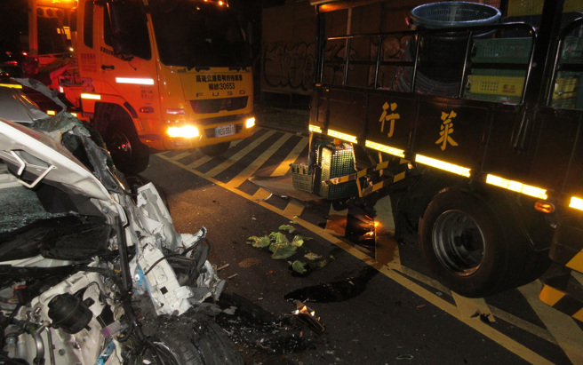 台中果菜市场前在今（11）凌晨4时许，发生1辆玛莎拉蒂轿车撞击大货车，玛莎拉蒂车头全烂，驾驶还肇逃，目前警方确认张姓车主身分。（民眾提供）