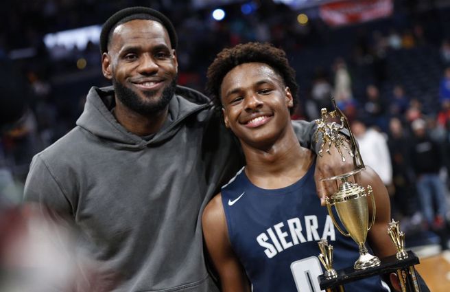 詹姆斯(左)与长子布朗尼。（美联社资料照）