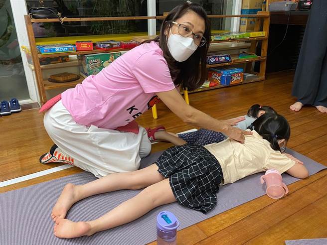 弘光科大妆品系副教授施佩缇，到幼儿园教家长婴幼儿按摩。（弘光科大提供）