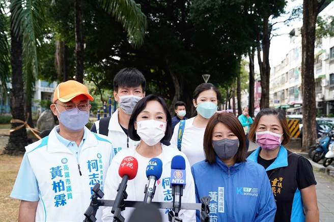 国民党高雄市长参选人柯志恩（前排中）今（11）日回应，大家只看到爱情摩天轮的表徵，但韩市长强调的是背后如何来提升高雄的观光与服务业。（柯宗纬翻摄）