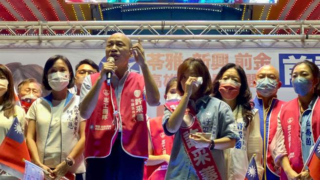 前高雄市长韩国瑜（前排中）被罢免后，沉潜2年多后，10日晚间重返高雄助选，也首度国民党高雄市长参选人柯志恩同框。（柯宗纬摄）