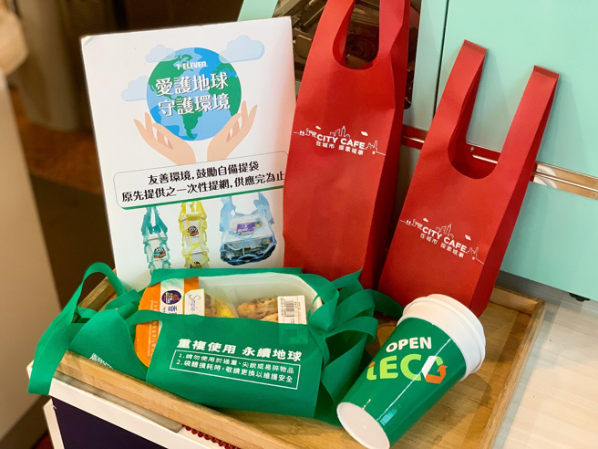 7-11表示，日后消费者忘记带购物袋外出，仍可在结帐时以加购方式，向店员购买提袋。（图／统一超商提供）