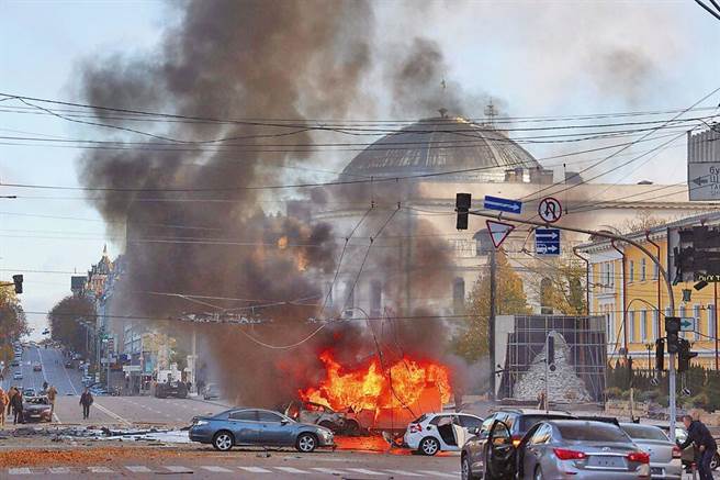 乌克兰多座城市包括首都基辅在内，10日遭俄军飞弹攻击。图为基辅市中心的汽车被击中起火燃烧，冒出浓浓黑烟。（路透）