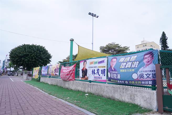 有民眾在脸书贴出文章，彰化儿童公园外保护儿童的围网，被挂上大大小小超过20张的广告，引起网友共鸣，直呼「影响市容的都不选」。（民眾提供／吴建辉彰化传真）