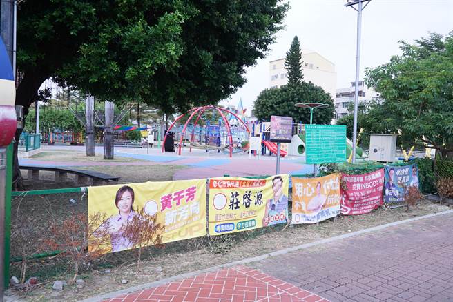 网友留言「电线杆也一堆，环保局只有对老百姓开罚」、「有挂在上面的都不投给他们」、「丑爆了！该管下了吧」。（民眾提供／吴建辉彰化传真）