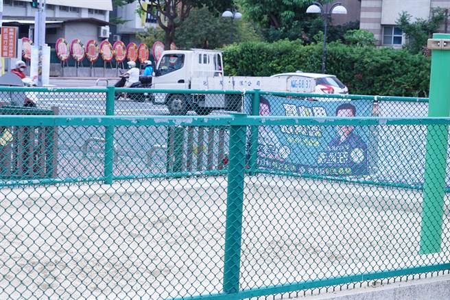 管辖单位彰化市公所回应，依规定公园不得悬挂竞选广告，但该处为公园外墙并非公园内，不过民眾提出疑虑，公所将派员前往会勘。（民眾提供／吴建辉彰化传真）