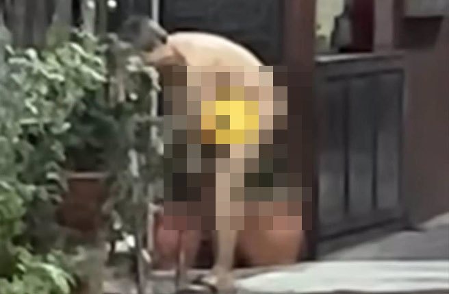 游男當眾洗澡的脫序行為被民眾拍下上傳臉書。（摘自愛新莊我是新莊人臉書社團）