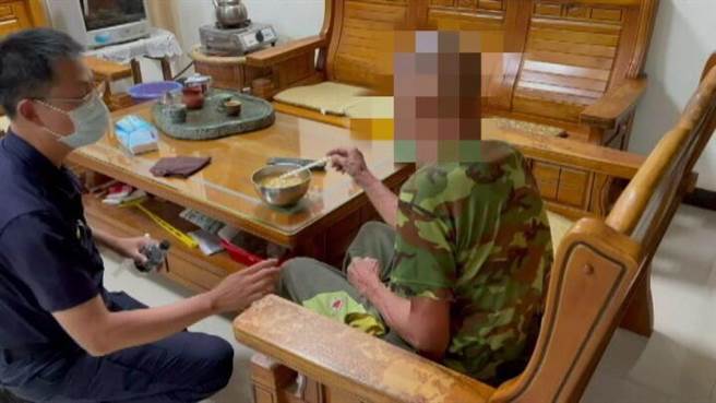 六龟警方将邱姓老翁带回茂林分驻所安置。（翻摄照片／林瑞益高雄传真）