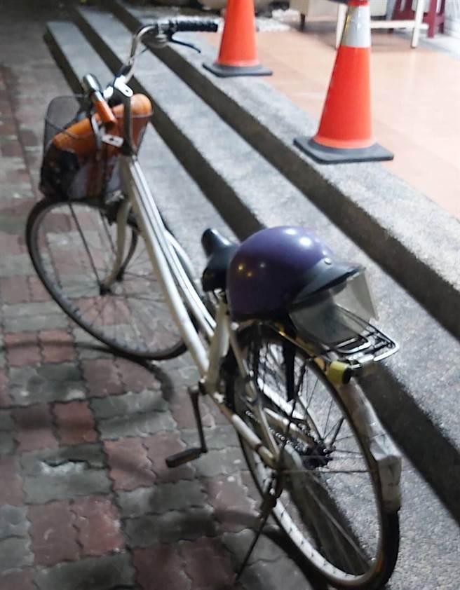 邱姓老翁骑脚踏车迷航，但他有戴安全帽，以策安全。（翻摄照片／林瑞益高雄传真）