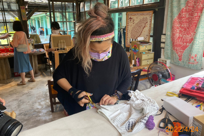 活動邀請裁縫師傅至現場駐點，讓大家將輕微破損或舊衣物改造、修補，讓舊物再生!（圖／花蓮縣環保提供）