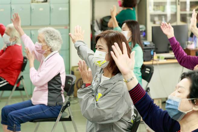 沈慧虹今天上午參訪新竹振興社區長輩健康操活動。（陳育賢攝）