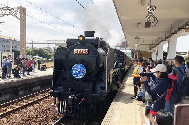 慶祝海線鐵道通車百年系列活動將陸續登場，台鐵局出動「＃蒸汽火車國王」DT668蒸汽火車從彰化扇形車庫出發，途經清水、大甲、日南等站，重溫百年前通車榮景。（陳世宗攝）