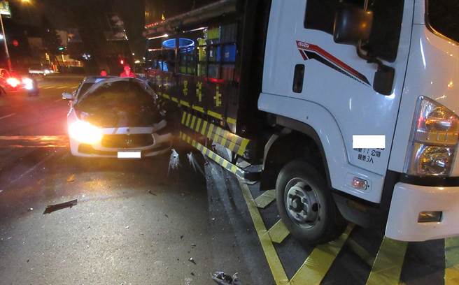 新车市价达400万的玛莎拉蒂跑车追撞载运蔬果的大货车，玛莎拉蒂车头严重毁损。(民眾提供)