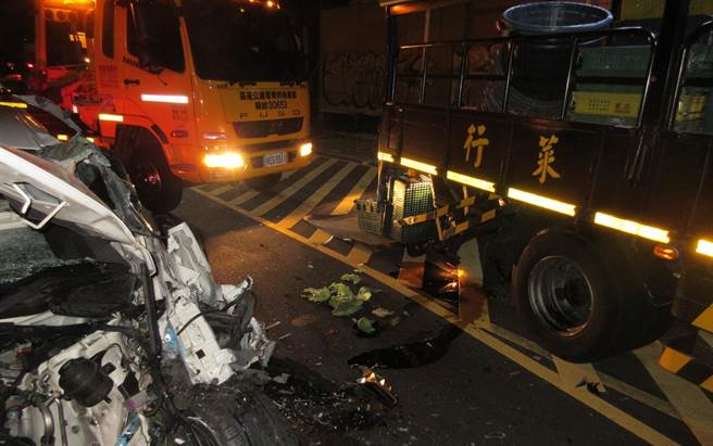 新车市价达400万的玛莎拉蒂跑车追撞载运蔬果的大货车，玛莎拉蒂车头严重毁损。(民眾提供)