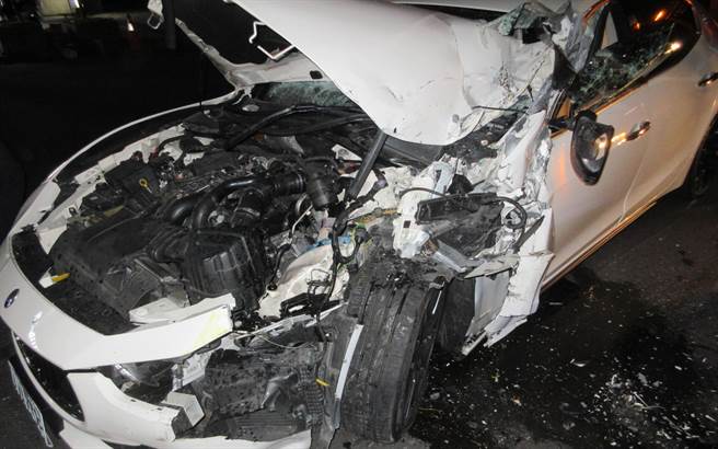 新车市价达400万的玛莎拉蒂跑车追撞载运蔬果的大货车，玛莎拉蒂车头严重毁损。(民眾提供)