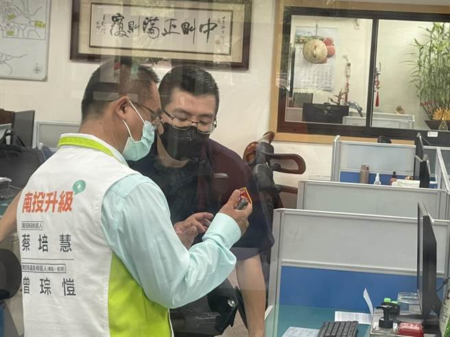 南投县议员参选人曾琮恺向警方出示手机截图。（杨静茹摄）