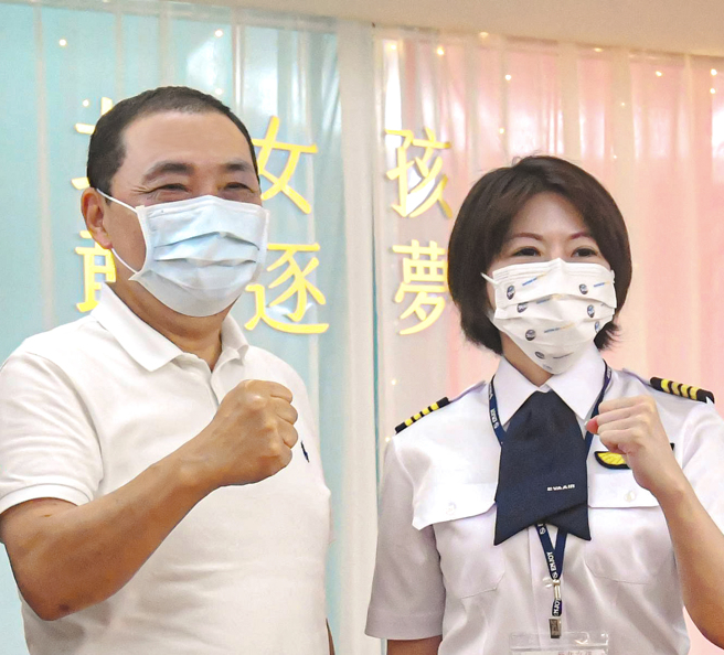 新北市長侯友宜（左）與機師李信燕（右）。（圖 / 翻攝自侯友宜臉書）