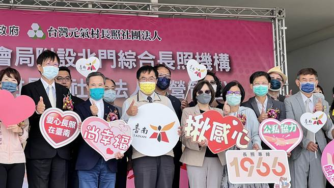 台南市长黄伟哲（左四）11日参加启用典礼，他表示，很开心看到北门分院重新再出发。（张毓翎摄）