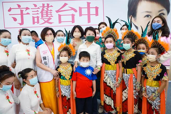 争取连任的台中市长卢秀燕，将于10月14日在台中市太平体育场举办首场造势活动，届时将与蓝营提名的女性县市长参选人合体。(卢秀燕竞总提供)