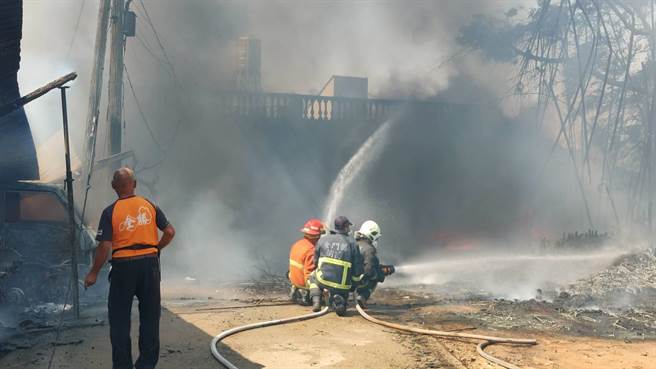 金門金寧鄉下后垵於今(11)日中午接近12時發生一起火災，警消獲報後立即派遣金寧消防兩大分隊趕往現場撲救(圖／民眾提供)