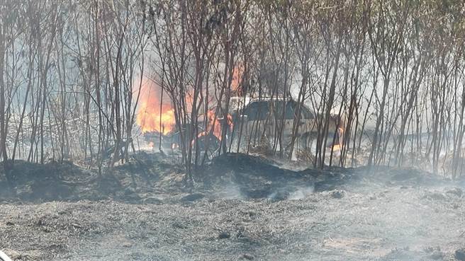 由於風大助長火勢迅速蔓延，已燒毀停在附近一輛自小客車(圖／民眾提供)