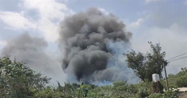 大火延燒濃煙四起，詳細起火原因及有無人員傷亡仍有待後續調查中(圖／民眾提供)