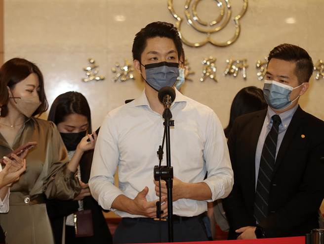 針對陳時中呼籲馬斯克將特斯拉總部設在台北，國民黨台北市長參選人、立委蔣萬安（中）11日在立法院受訪批評，凸顯其對國際事務的茫然無知。（劉宗龍攝）