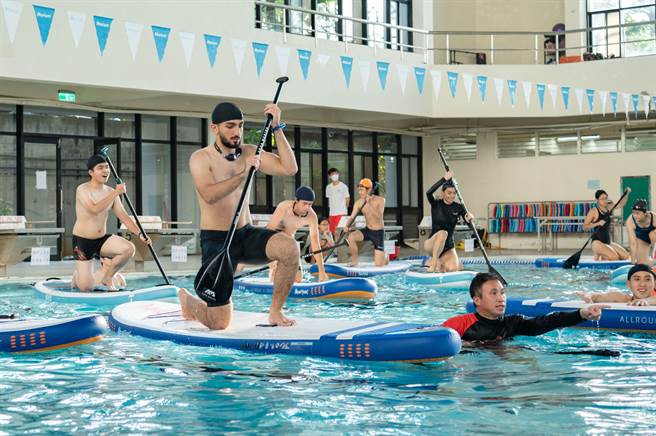 清华大学最受欢迎的新式体育课─SUP立式划桨课正式开划，23位幸运选上的学生近日已开始在校园内的游泳池开心练习。（清华大学提供／陈育贤新竹传真）