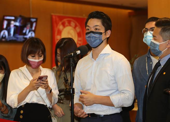 针对陈时中呼吁马斯克将特斯拉总部设在台北，国民党台北市长参选人、立委蒋万安（中）11日在立法院受访批评，凸显其对国际事务的茫然无知。（刘宗龙摄）