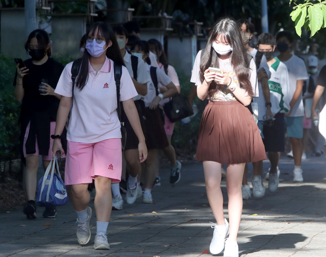 指揮中心指出，今日新增之111例BA.5本土個案，近9成都是BA.5。圖為民眾上學。(資料照)