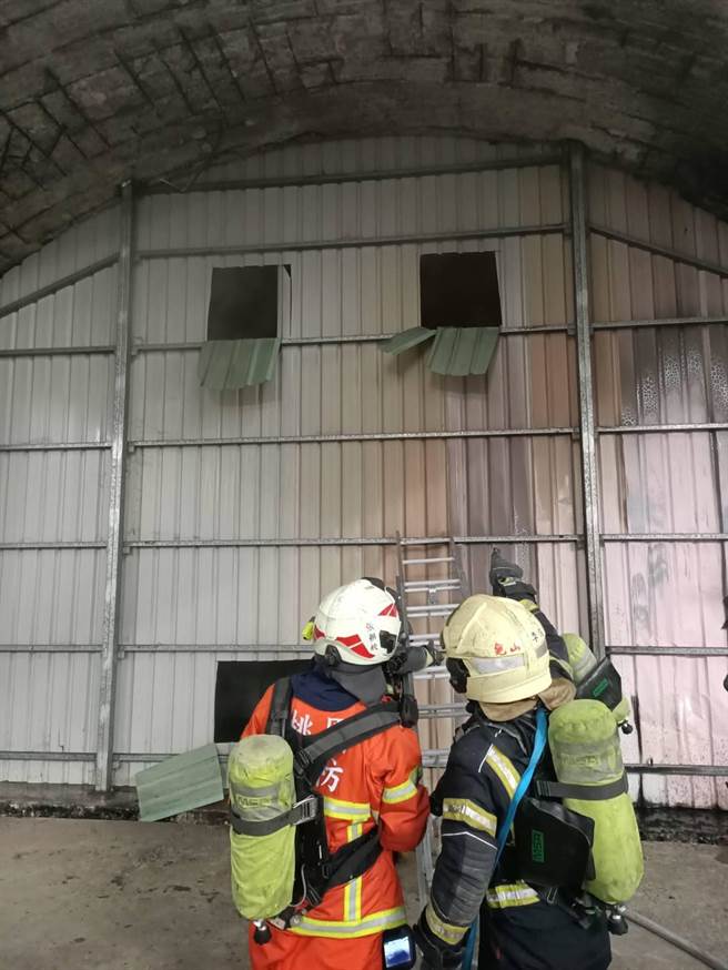 桃园市龟山区长寿路1间工厂11日早上发生火警，桃园市消防局获报派遣龟山消防分队前往救援。（翻摄照片）