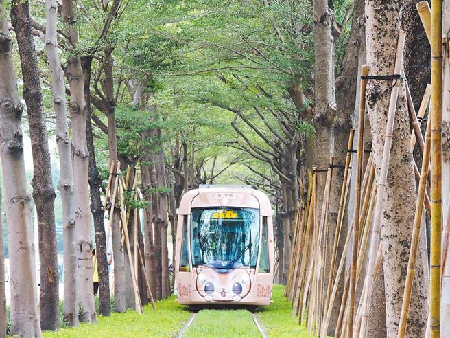 高雄轻轨11日传出设备异常，C32凯旋公园站至C21美术馆站局部运转，C21美术馆站至C24爱河之心站公车接驳。（本报资料照片）