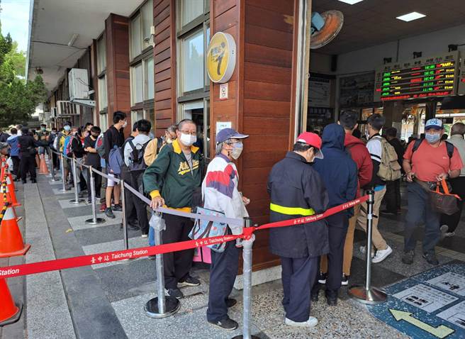 大甲火车站内挤爆排队人潮并延伸到站外，该站限量1000份「海岸线通车百年纪念套票」，不到中午就秒杀。（陈世宗摄）