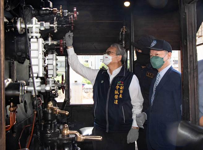 台铁出动「国王蒸汽火车」DT668蒸汽火车，今早在大甲车站出发，「嘟、嘟、嘟」声，引爆铁道迷热血。（陈世宗摄）