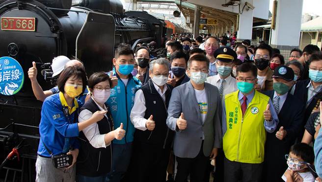 台铁出动「国王蒸汽火车」DT668蒸汽火车，今早在大甲车站出发，「嘟、嘟、嘟」声，引爆铁道迷热血。（陈世宗摄）