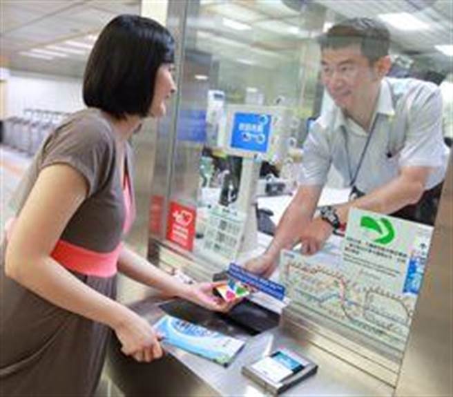 北捷也研议预计从11月1日起试办，询问处提供免费索取生理用品政策。（摘自台北捷运公司官网）